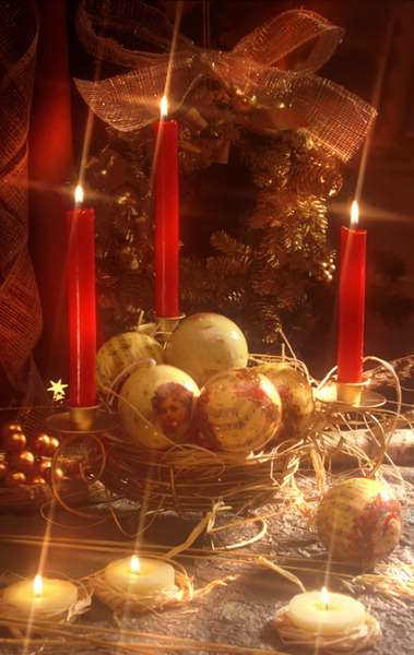 Weihnachtsfeier im festlich geschmückten Raum