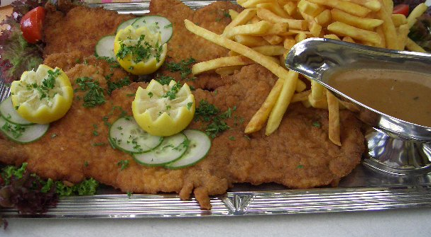 Frisch zubereitetes Cordon bleu in der Pfanne