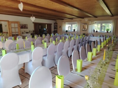 Blick in den festlich dekorierten Landhaus-Saal