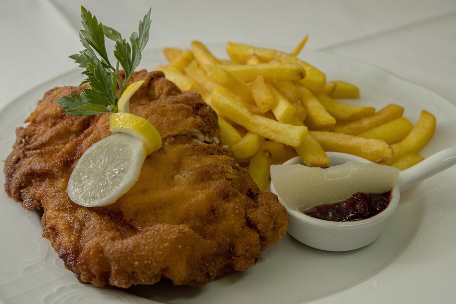Glutenfreies Cordon bleu auf dem Teller