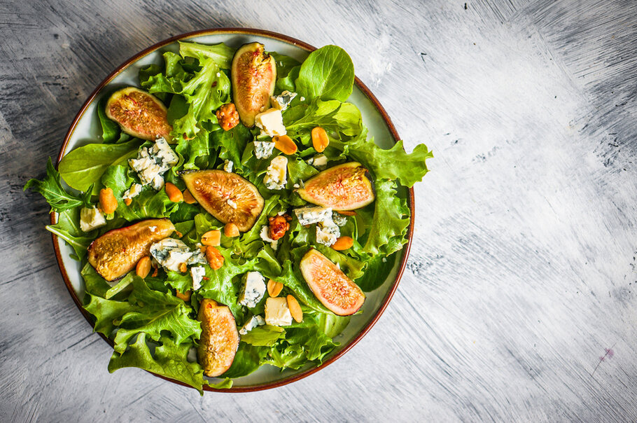 Salat mit warmem Ziegenkäse und Nüssen
